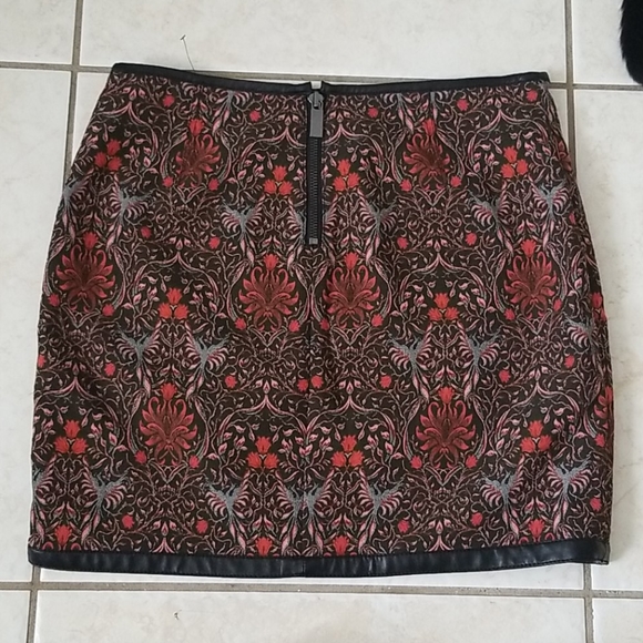 NWOT Express Floral Mini Skirt - Picture 2 of 4